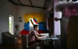 Andry Hernandez, libéré d'une prison au Salvador, lors d'un appel vidéo chez lui dans le village de Capacho, dans l'État de Tachira, le 24 juillet 2025 au Venezuela