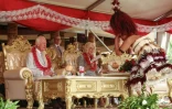 Le roi Charles III (g) et la reine Camilla lors d'une cérémonie à Apia, le 26 octobre 2024 aux îles Samoa