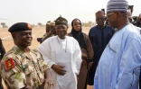 Le gouverneur de l'Etat de Yobe Ibrahim Gidan (D) parle avec le ministre de l'Information Lai Mohammed (C) et le responsable de la force militaire luttant contre Boko Haram, le brigadier général Rogers Nicholas,  à Dapchi, Nigeria, le 22 février 2018