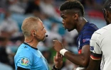 Le milieu de terrain français Paul Pogba s'adresse à l'arbitre-assistant, l'Espagnol Juan Carlos Yuste Jimenez, lors de leur match (groupe F) de l&rsquo;Euro 2020, le 15 juin 2021 à Munich