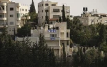 Des drapeaux israéliens placés sur des balcons après que l'armée israélienne a forcé des Palestiniens à évacuer le quartier d'Ein Deir Baha, dans la ville d'Hébron, en Cisjordanie occupée, le 24 octobre 2026 