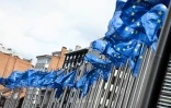 Des drapeaux de l'Union européenne flottent devant à la commission européenne à Bruxelles le 12 janvier 2022