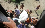 Distribution alimentaire par hélicoptère de l'armée aux victimes des inondations, le 1er septembre 2022 à Dadu, dans la province du Sind, au Pakistan