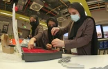 Des jeunes Afghanes membres d'une équipe de robotique travaillent sur leurs projets au laboratoire de l'université qatarie Texas A&M, à Doha, le 14 septembre 2021