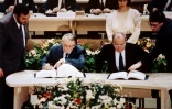 Les ministres français des Affaires étrangères, Roland Dumas, et de l'Economie, Pierre Bérégovoy, lors de la signature du traité de Maastricht le 7 février 1992 à Maastricht