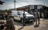 Des experts médicaux-légaux de la Force de défense nationale d'Afrique du Sud (SANDF) sur les lieux de la fusillade dans un bar de l'ouest de Johannesburg qui a fait 17 morts et 15 blessés, le 27 septembre 2026  