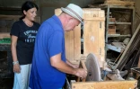 L'artisan René Reyes (d) et la commerçante Tania Duyos dans leur atelier de La Havane, le 5 septembre 2023 à Cuba