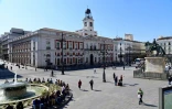 La Puerta del Sol au centre de Madrid, habituallement bondée, est désertée en raison de l'épidémie de coronavirus