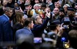 L'ancien président Nicolas Sarkozy salue ses partisans rassemblés devant sa résidence qu'il quitte pour se rendre à la prison de la Santé, le 21 octobre 2025 à Paris