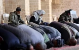 Des fidèles musulmans prient dans la mosquée historique d'Omari, au premier jour du ramadan, à Gaza, le 1er mars 2025