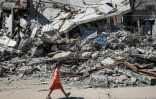 Une enfant marche près des décombres d'un bâtiment détruit, le 9 avril 2024 à Rafah dans la bande de Gaza