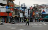 Des policiers dirigent le public vers un abri lors d'une simulation d'attaque à Taipei, le 13 août 2026 sur l'île de Taïwan