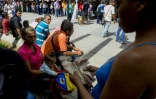 Des Vénézuéliens font la queue devant la banque centrale à Caracas pour changer leurs billets de 100 bolivars, le 16 décembre 2016