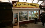 Une marchande ouvre son stand au marché de Boutcha, Ukraine, le 22 mai 2022