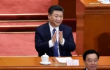 Le président chinois Xi Jinping applaudit après le vote sur le changement de la Constitution à l'Assemblée nationale populaire à Pekin le 11 mars 2018