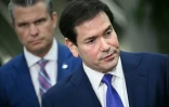 Le chef de la diplomatie américaine, Marco Rubio (au premier plan), et le ministre américain de la Défense, Pete Hegseth, s'expriment devant la presse au Capitole de Washington, le 7 janvier 2026