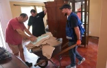 Des membres de l'organisation musulmane américaine, Ahmadiyya aident les sinistrés à remettre de l'ordre dans leurs maisons après les inondations à Houston, le 1er septembre 2017
