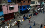 Des habitants font la queue pour récupérer de l'eau, le 1er avril 2019 à Caracas
