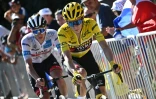 Le leader du Tour de France, le Danois Jonas Vingegaard surveille le Slovène Tadej Pogacar, lors de la 12e étape entre Briançon et l'Alpe d'Huez, le 14 juillet 2022