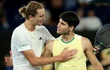 Le joueur de tennis allemand Alexander Zverev (à gauche) après sa victoire contre l'Espagnol Carlos Alcaraz (à droite) en quart de finale de l'Open d'Australie à Melbourne le 24 janvier 2024