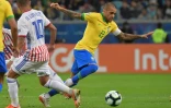 Le brésilien Dani Alves (droite) pendant le quart de finale de Copa America à Porto Alegre, le 27 juin 2019