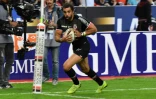 L'ailier de Toulouse Yoann Huget s'apprête à inscrire un essai lors de la victoire 24-18 sur Clermont au Stade de France en finale du Top 14 le 15 juin 2019
