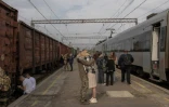 Un soldat embrasse sa compagne sur le quai de la gare de Kramatorsk avant qu'elle remonte dans le train pour Kiev, le 2 octobre 2023 en Ukraine