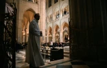 Un ecclésiastique assiste à la traditionnelle messe de Noël à la cathédrale Notre-Dame de Paris, à Paris, le 24 décembre 2024