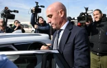 L'ancien président de la fédération espagnole de football, Luis Rubiales (d), quitte le tribunal de San Fernando de Henares, à l'est de Madrid, le 11 février 2025