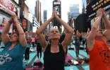 Des yogis célébrent le solstice d'été, sur Times Square à New York, le 21 juin 2017