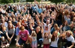 Des participants à  la première édition du Red Love, festival consacré aux roux, le 25 août 2018 à Châteaugiron, en Bretagne 