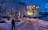 La grande mosquée Mecidiye à Istanbul sous la neige le 24 janvier 2022 