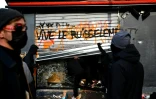 Pillage d'une enseigne Franprix, avec un tag "Vive le ruissellement" sur son rideau métallique, le 17 octobre 2026 à Paris