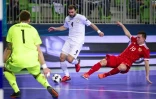 Le Kazakh Tayan déborde le Russe Ivan Chishkala, lors du match pour la 3e place du Championnat d'Europe de futsal, le 10 février 2018 à Ljubljana (Slovénie)