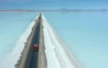 Vue aérienne d'un camion sur une route traversant le salar d'Uyuni, le 10 juillet 2019 en Bolivie
