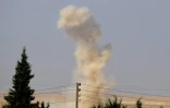 De la fumée s'élève près du village syrien d'Al-Huriya où sont déployés des combattants des Forces démocratiques syriennes en vue de la bataille de Raqa, le 11 novembre 2016