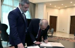 Photo transmise par la présidence libanaise montrant le nouveau Premier ministre Nawaf Salam signant un décret au palais présidentiel à Baabda, dans la banlieue sud de Beyrouth, le 8 février 2025  