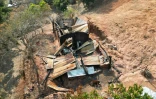 Vue aérienne This aerial view shows a house destroyed by a bombing of alleged members of Los Ardillos drug cartel in Alcozacan, Guerrero state, Mexico on May 20, 2026.