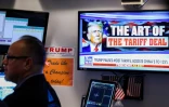 Un trader suit les cours boursiers alors qu'un écran de télévision diffuse des informations sur les politiques commerciales et tarifaires du président américain Donald Trump, sur le parquet de la Bourse de New York (NYSE) à la cloche d'ouverture, le 10 avril 2025
