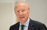 L'ancien ministre français de l'Intérieur Brice Hortefeux marche dans un couloir du palais de justice de Paris, le 20 janvier 2025