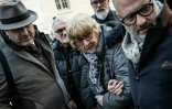 La grand-tante de Grégory Villemin, Jacqueline Jacob, entourée par deux de ses avocats, Frédéric Berna (G) et Stéphane Giuranna (D), le 24 octobre 2025 à Dijon