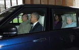 Le prince Philip conduit l'ex- président américain Barack Obama, son épouse Michelle et la Reine Elizabeth pour une promenande autour du château de Windsor, le 22 avril 2016   
