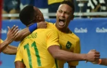 Le Brésilien Gabriel Jesus félicité par son coéquipier Neymar après un but contre le Danemark, le 10 août 2016 aux JO de Rio