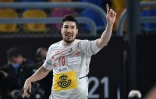 La joie de l'arrière droit de l'équipe d'Espagne, Alex Dujshebaev, après un but marqué contre la France, lors du match pour la 3e place du Mondial de handball, le 31 janvier 2021 au Caire