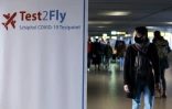 Un panneau indiquant un centre de dépistage Covid à l'aéroport de Schiphol, aux Pays-Bas, le 29 novembre 2021