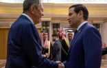 Le ministre russe des Affaires étrangères Sergueï Lavrov et le secrétaire d'Etat américain Marco Rubio se serrent la main le 18 février 2025 à Ryad