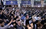 Capture écran d'une vidéo fournie par Iran Press news agency montrant les supporters du guide suprême d'Iran, l'ayatollah Ali Khamenei, lors d'un discours pour la prière hebdomadaire musulmane, le 17 janvier 2020