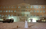 Le Parlement grec sous la neige à Athènes le 24 janvier 2022