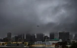 Nuages noirs et fortes pluies sur le centre-ville de Los Angeles, le 24 décembre 2025 en Californie