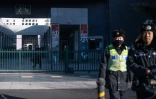 Des policiers chinois devant l'ambassade australienne à Pékin le 25 janvier 2019, au lendemain de l'annonce par la Chine de l'arrestation de l'auteur sino-australien Yang Hengjun